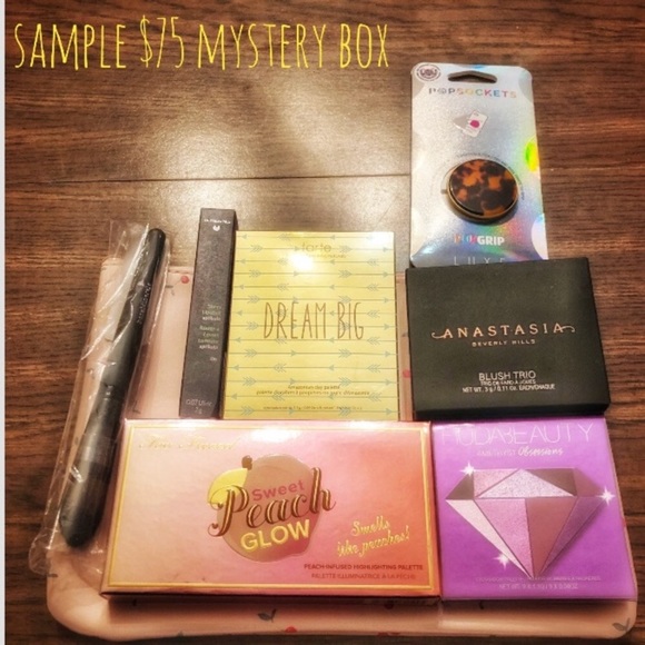 MAKEUP MYSTERY BOX - Picture 7 of 8